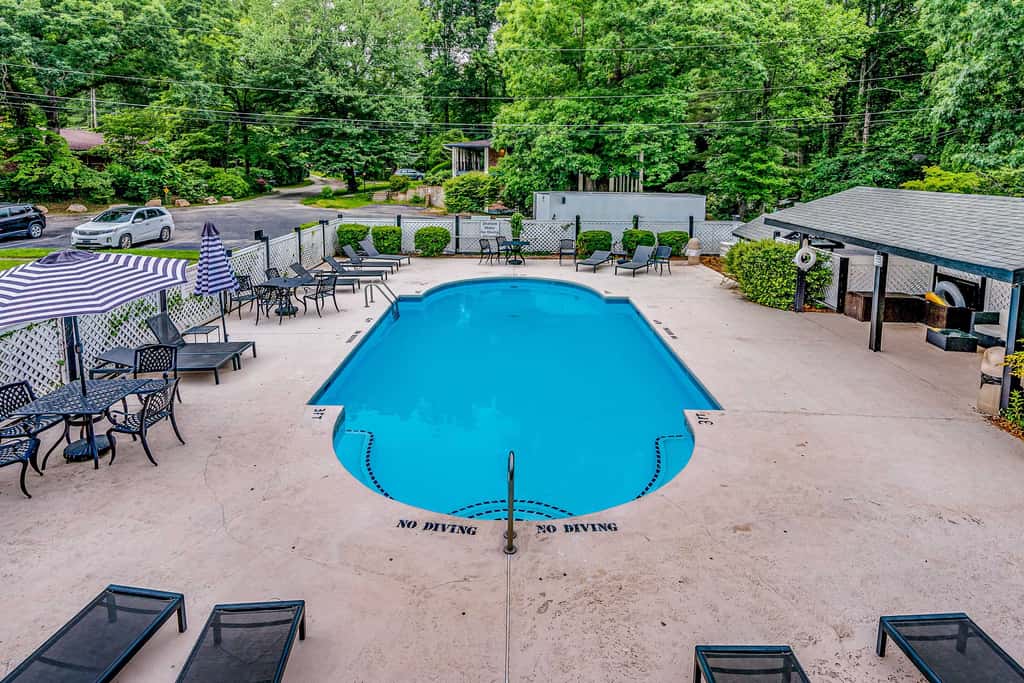Lakeside condo, dog-friendly, AC, large porch, shared amenities, beach access, pool, tennis