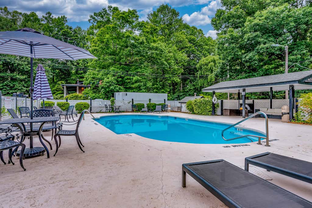Lakeside condo, dog-friendly, AC, large porch, shared amenities, beach access, pool, tennis