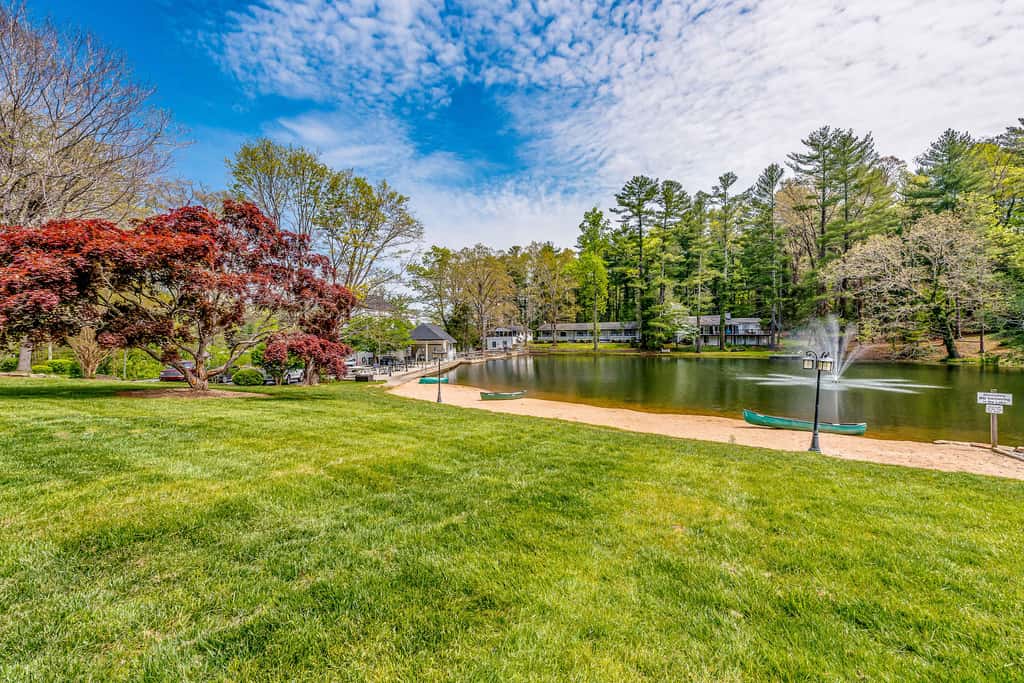 Lakeside condo, dog-friendly, AC, large porch, shared amenities, beach access, pool, tennis