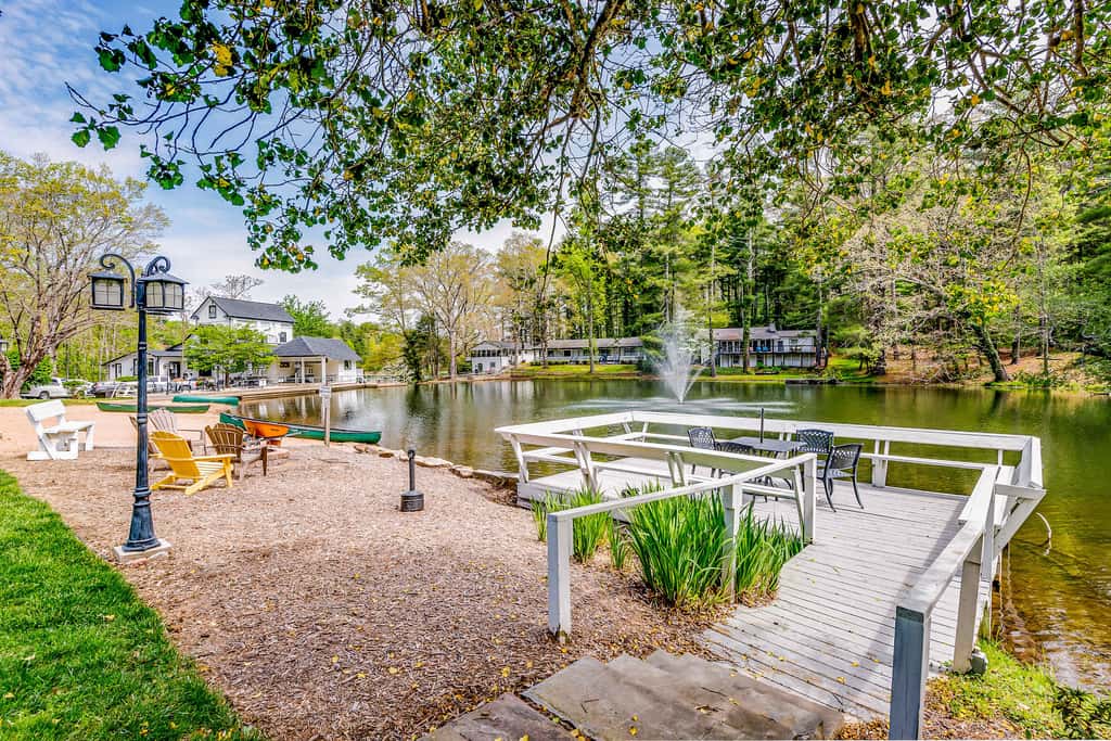 Lakeside condo, dog-friendly, AC, large porch, shared amenities, beach access, pool, tennis