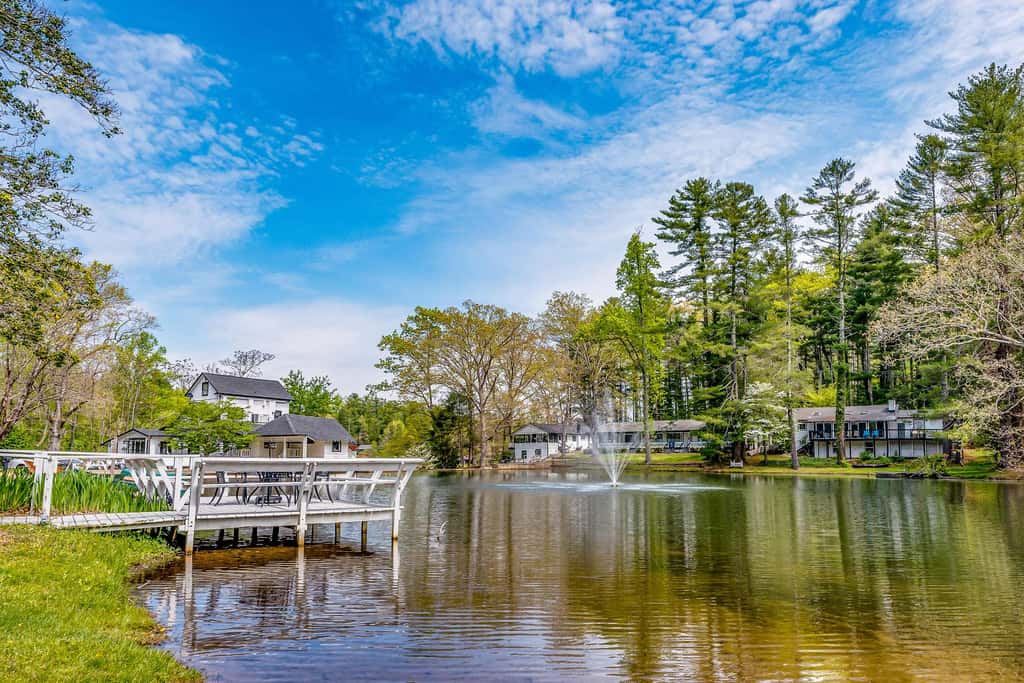 Lakeside condo, dog-friendly, AC, large porch, shared amenities, beach access, pool, tennis