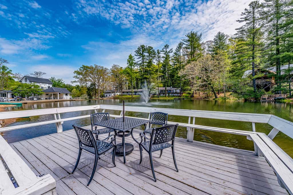 Lakeside condo, dog-friendly, AC, large porch, shared amenities, beach access, pool, tennis
