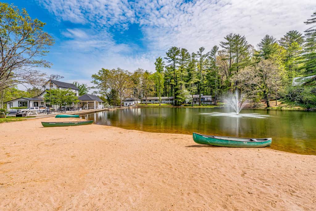 Lakeside condo, dog-friendly, AC, large porch, shared amenities, beach access, pool, tennis