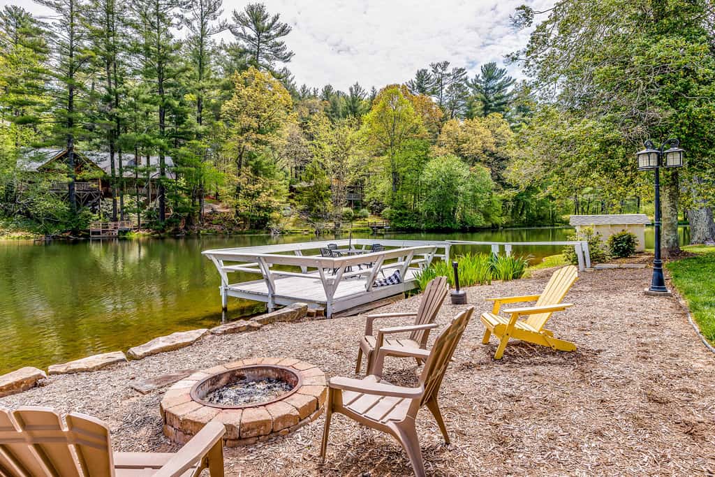Lakeside condo, dog-friendly, AC, large porch, shared amenities, beach access, pool, tennis