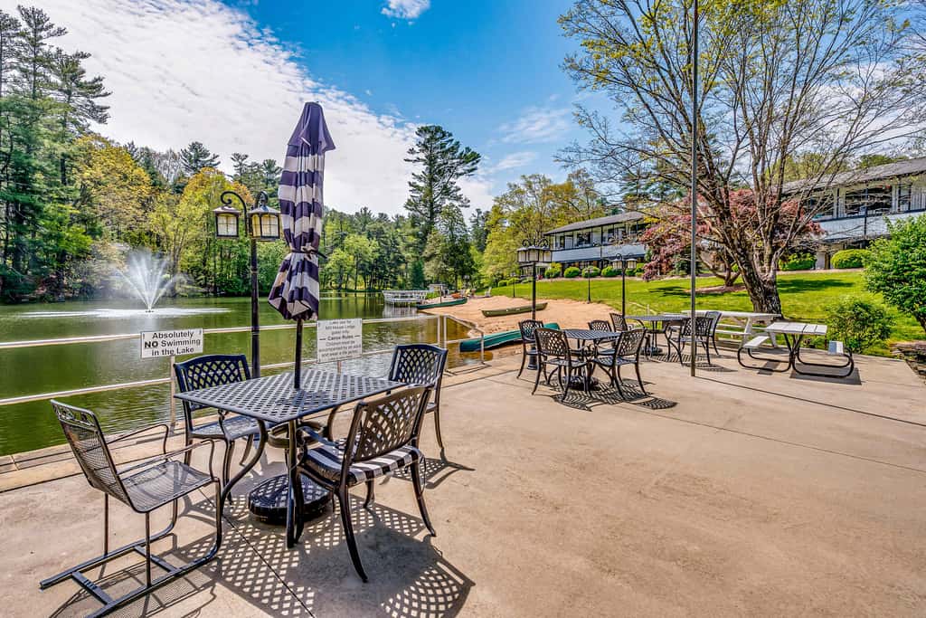 Lakeside condo, dog-friendly, AC, large porch, shared amenities, beach access, pool, tennis