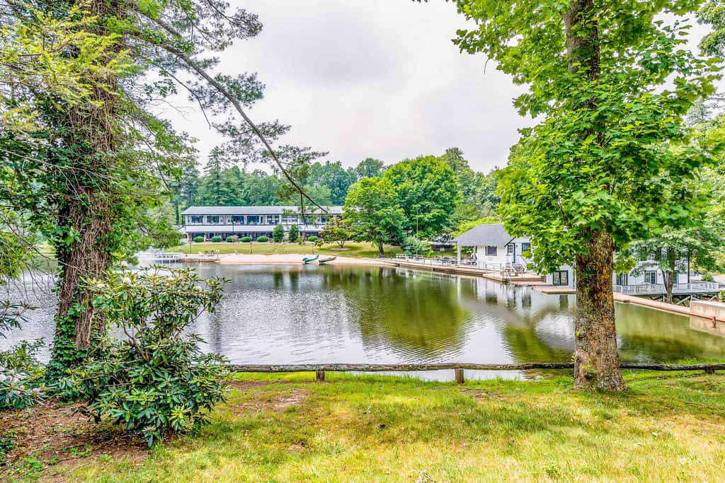 Lakeside condo, dog-friendly, AC, large porch, shared amenities, beach access, pool, tennis