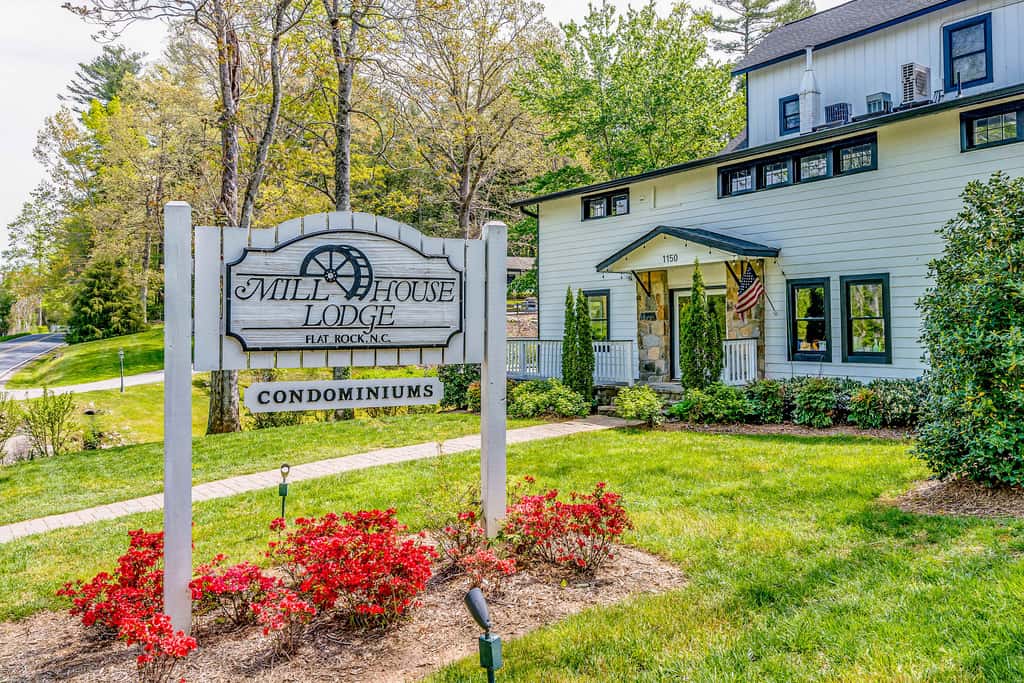 Lakeside condo, dog-friendly, AC, large porch, shared amenities, beach access, pool, tennis