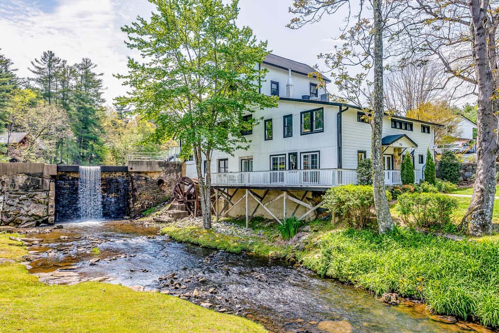 Lakeside condo, dog-friendly, AC, large porch, shared amenities, beach access, pool, tennis