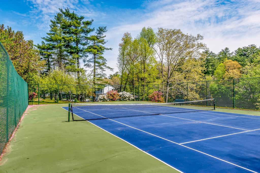 Lakeside condo, dog-friendly, AC, large porch, shared amenities, beach access, pool, tennis
