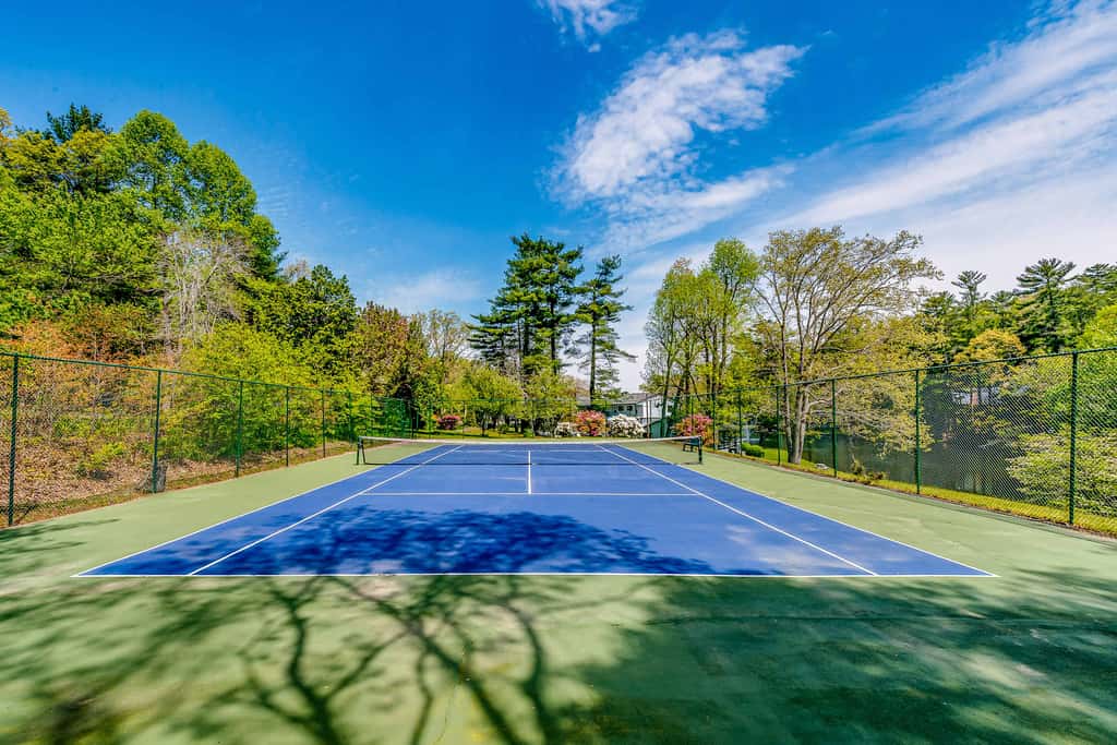 Lakeside condo, dog-friendly, AC, large porch, shared amenities, beach access, pool, tennis