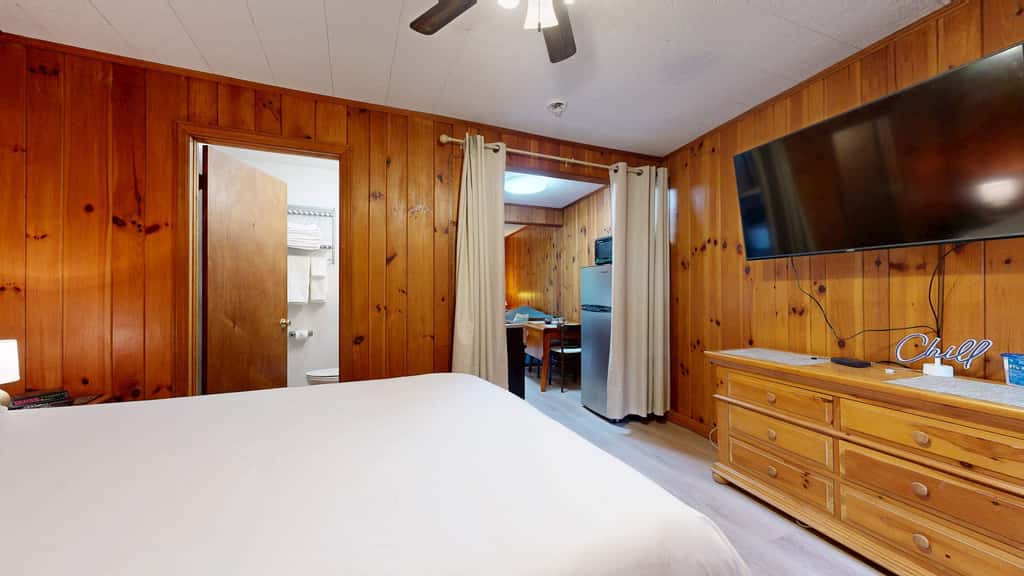 Lakeside condo, dog-friendly, AC, large porch, shared amenities, beach access, pool, tennis