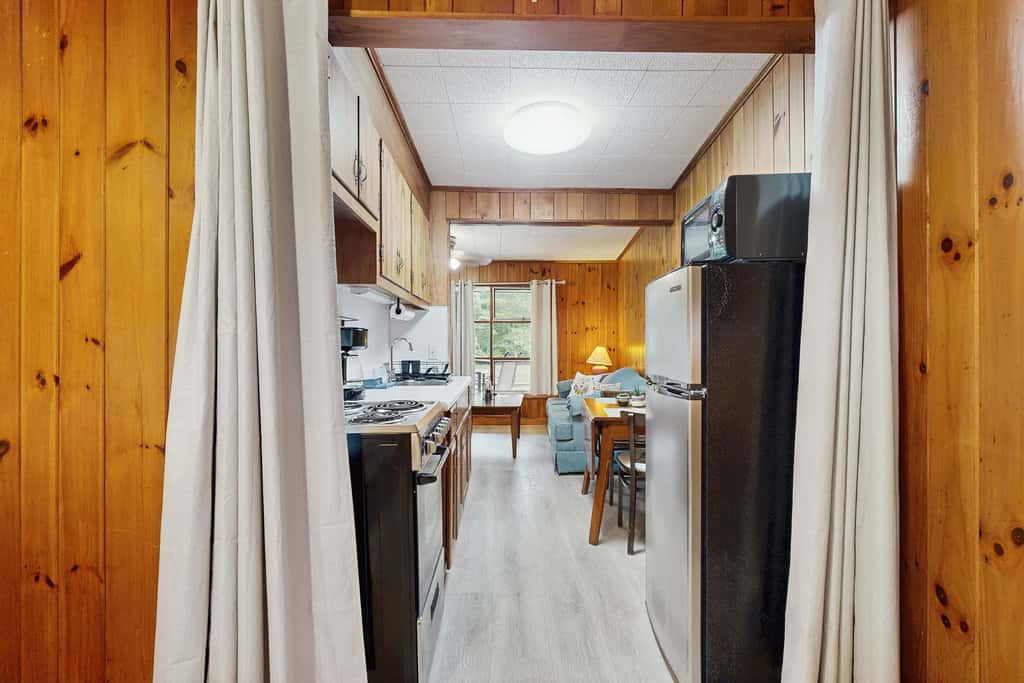 Lakeside condo, dog-friendly, AC, large porch, shared amenities, beach access, pool, tennis