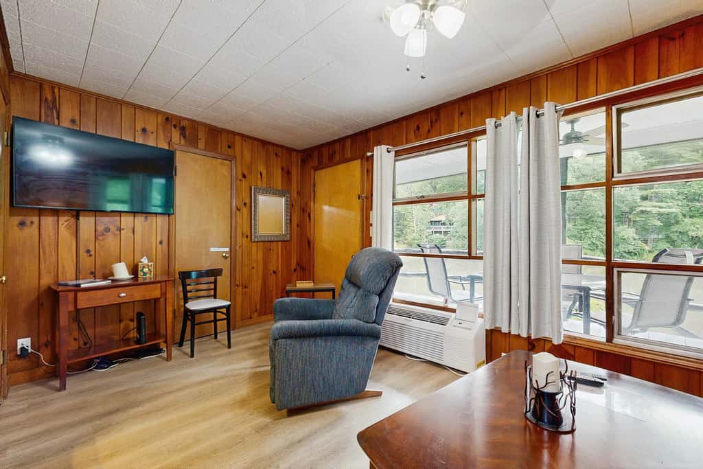 Lakeside condo, dog-friendly, AC, large porch, shared amenities, beach access, pool, tennis