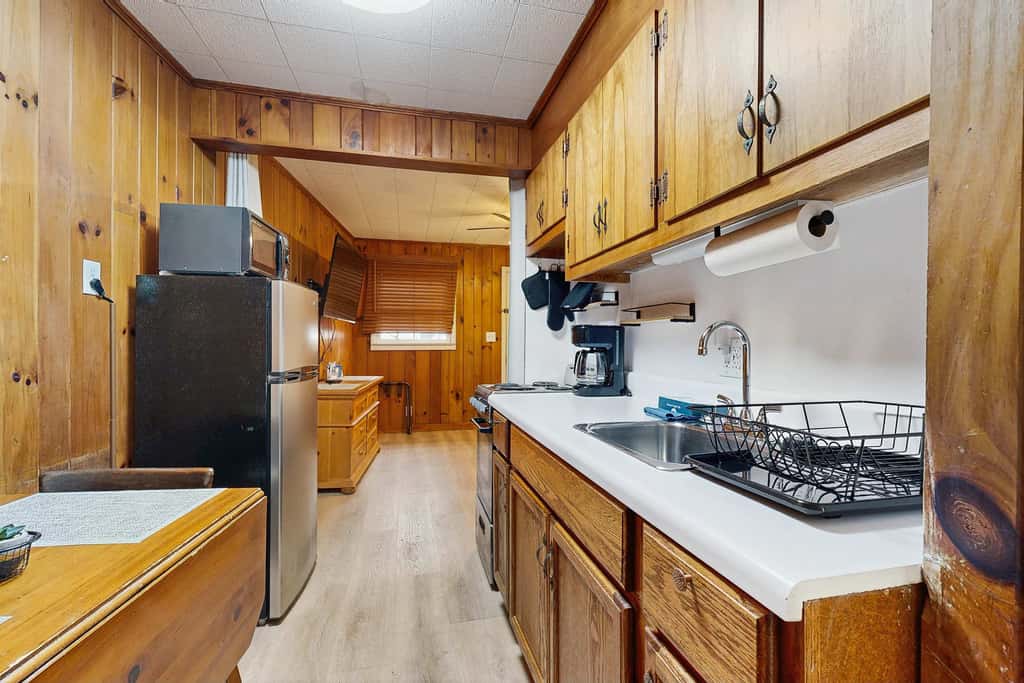Lakeside condo, dog-friendly, AC, large porch, shared amenities, beach access, pool, tennis