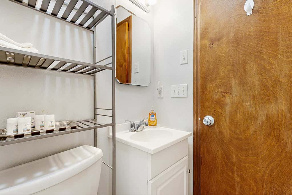 Lakeside condo, dog-friendly, AC, large porch, shared amenities, beach access, pool, tennis