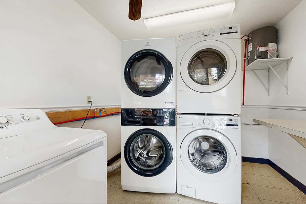 Lakeside condo, dog-friendly, AC, large porch, shared amenities, beach access, pool, tennis