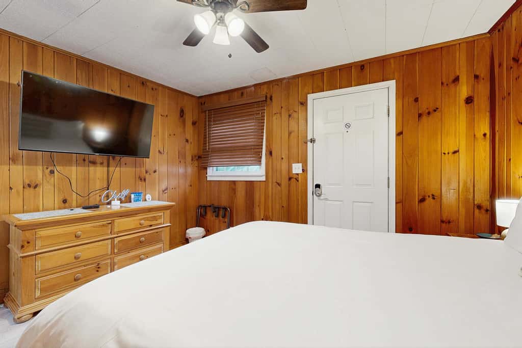 Lakeside condo, dog-friendly, AC, large porch, shared amenities, beach access, pool, tennis
