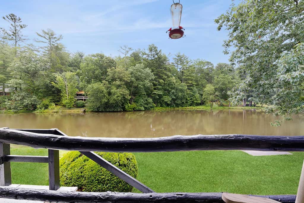 Lakeside condo, dog-friendly, AC, large porch, shared amenities, beach access, pool, tennis