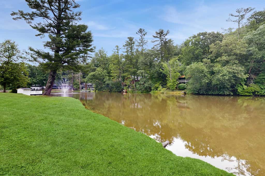 Lakeside condo, dog-friendly, AC, large porch, shared amenities, beach access, pool, tennis