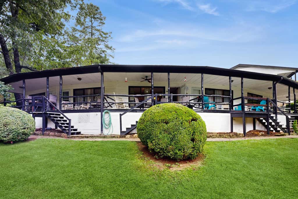 Lakeside condo, dog-friendly, AC, large porch, shared amenities, beach access, pool, tennis