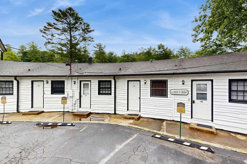 Lakeside condo, dog-friendly, AC, large porch, shared amenities, beach access, pool, tennis