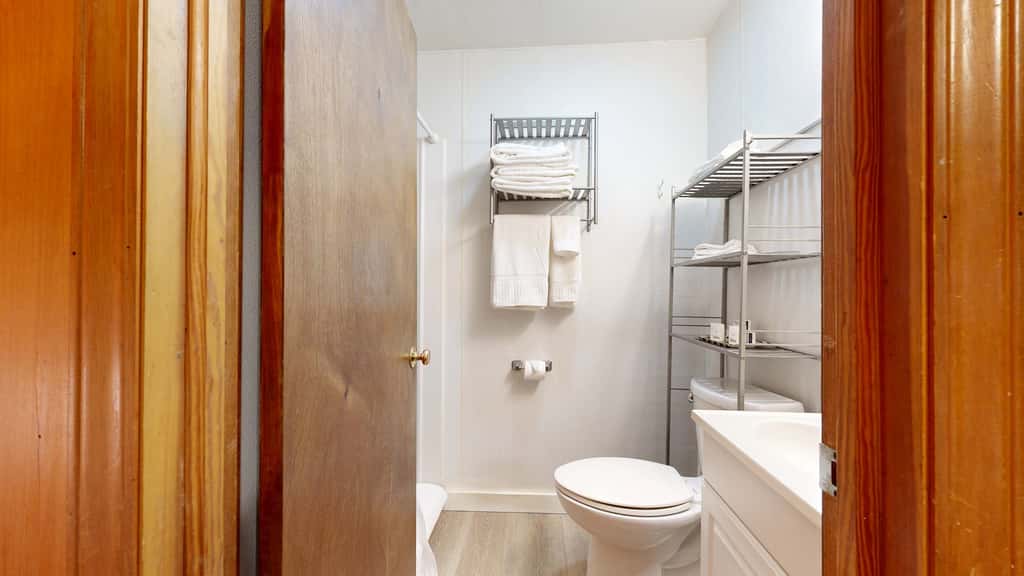Lakeside condo, dog-friendly, AC, large porch, shared amenities, beach access, pool, tennis