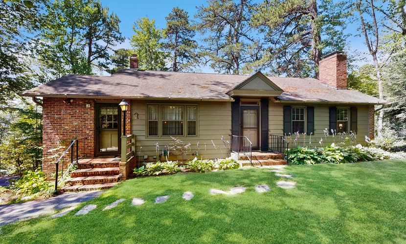 Spacious home, scenic views, screened porch, ac, shared pool and tennis courts