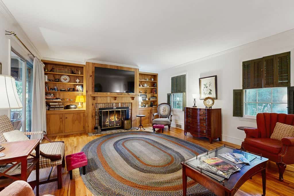 Spacious home, scenic views, screened porch, ac, shared pool and tennis courts