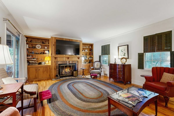 Spacious home, scenic views, screened porch, ac, shared pool and tennis courts