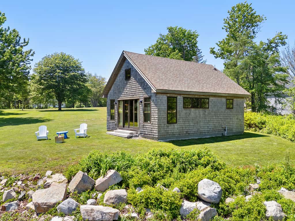 Aril Cottage - Cozy oceanfront cottage for 2 near Acadia, with WiFi, firepit, & wood stove