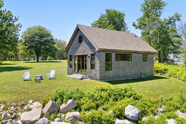 Aril Cottage - Cozy oceanfront cottage for 2 near Acadia, with WiFi, firepit, & wood stove
