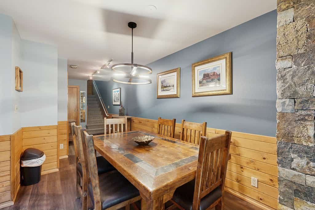 Spacious condo w/ pool & hot tub & near skiing