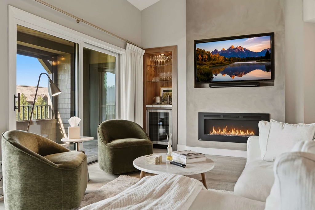 Unwind at Lake Point Penthouse near Gozzer