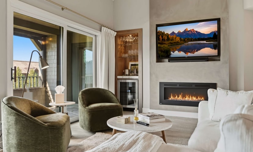 WAKE UP TO UNBEATABLE VIEWS
Wake up to sweeping views of Lake Coeur d’Alene from this beautifully remodeled top-floor penthouse near Gozzer Ranch.
With three bedrooms, two bathrooms, 1,873 square feet of space, a private balcony, fireplace, and open-concept living area, this is an ideal retreat for families, couples, and golf getaways.
