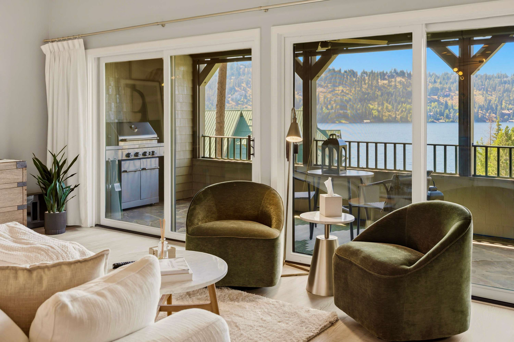Lakefront Penthouse with Balcony & Panoramic Views