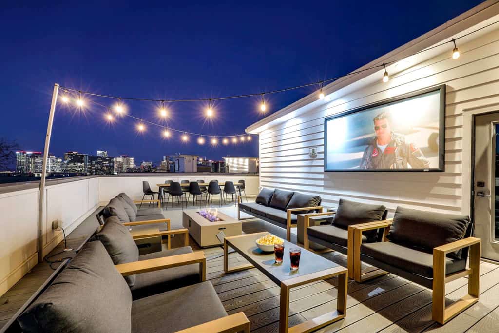 Downtown 2 - Rooftop cinema & fire pit