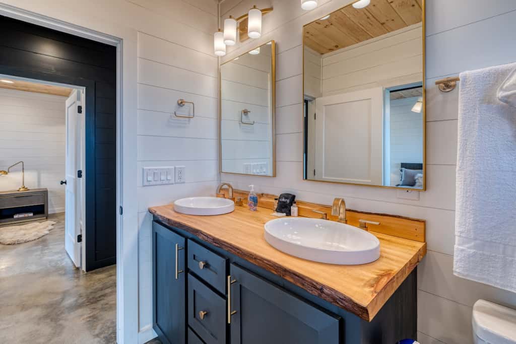 Big Sky 2 - Hot tub & game room