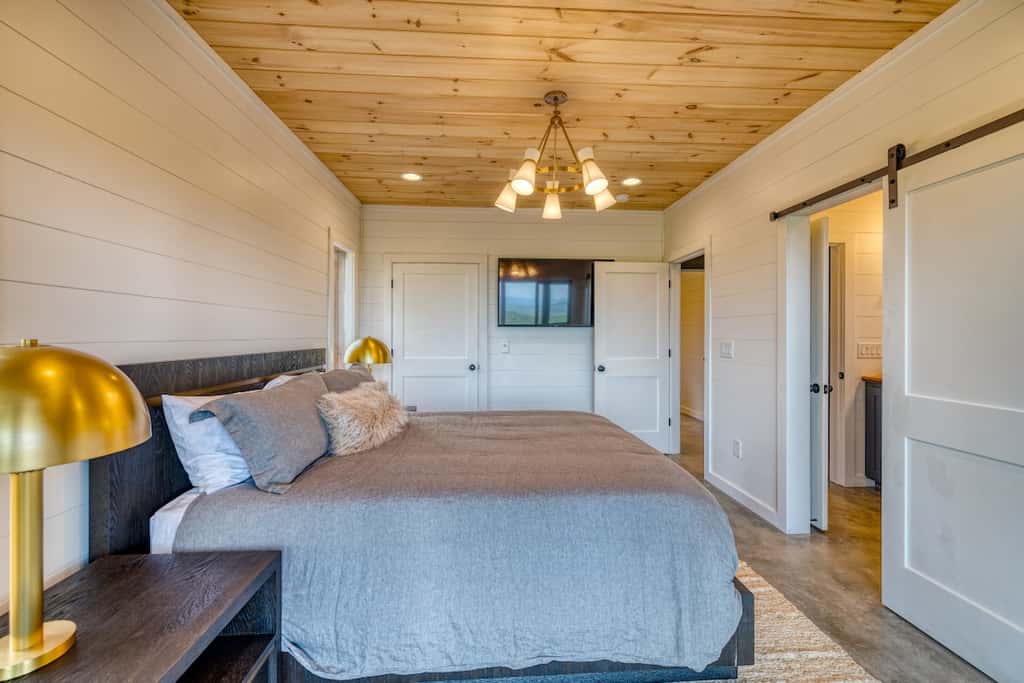 Big Sky 2 - Hot tub & game room