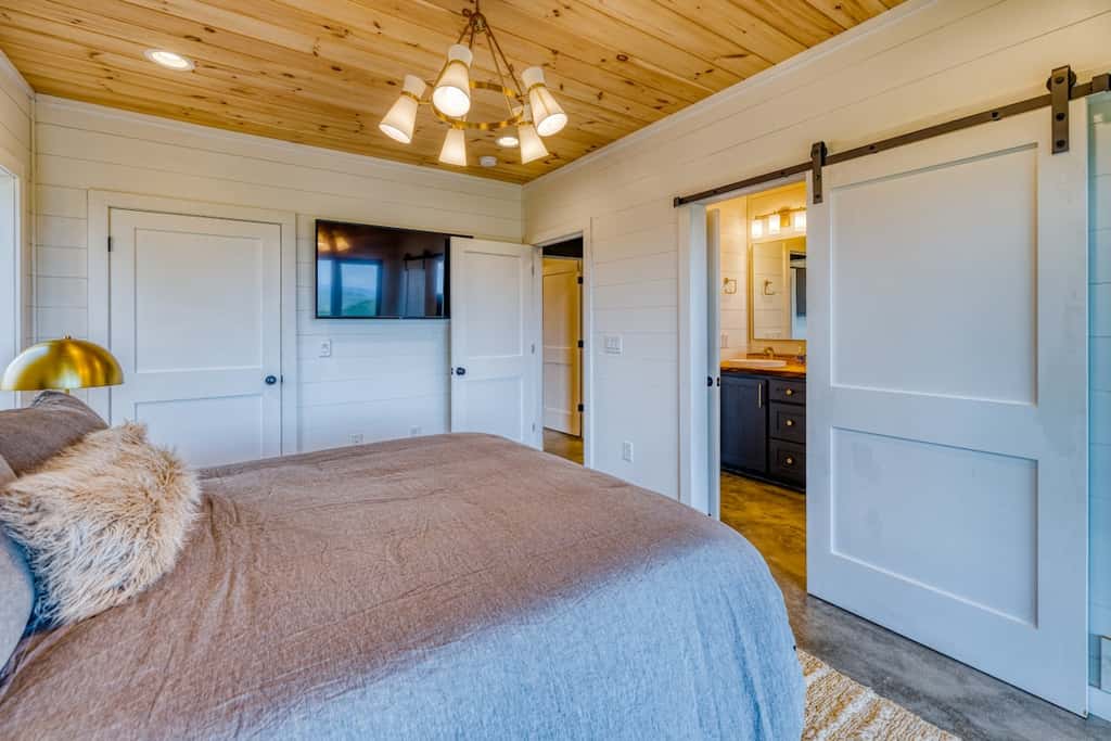 Big Sky 2 - Hot tub & game room