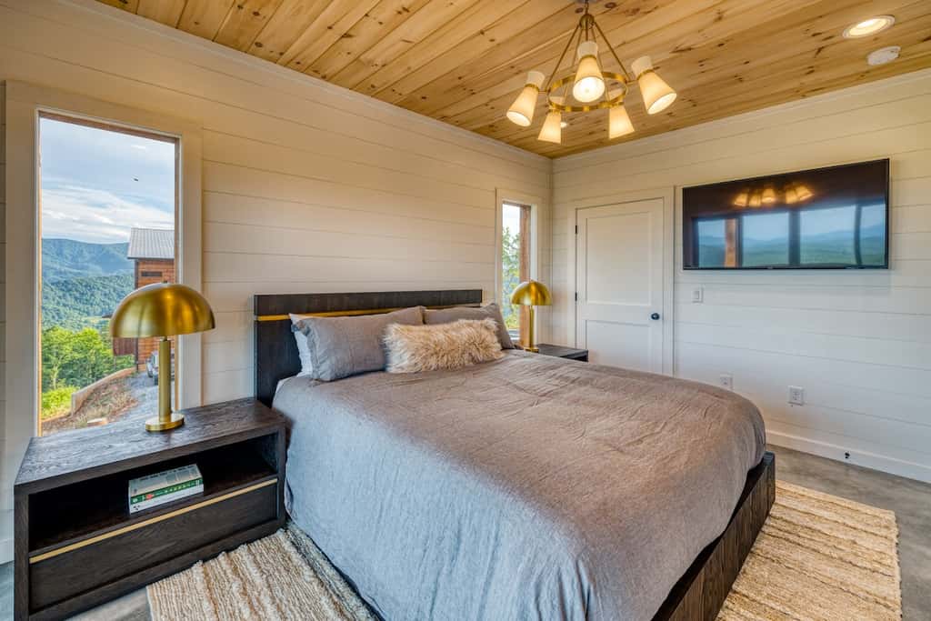 Big Sky 2 - Hot tub & game room