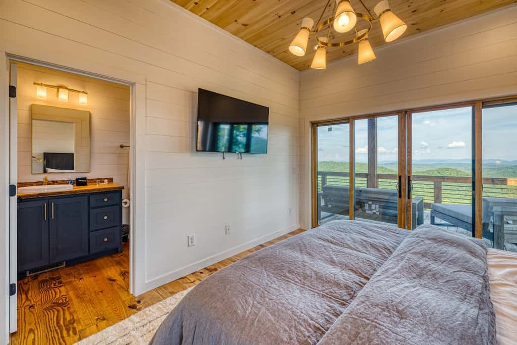 Big Sky 2 - Hot tub & game room