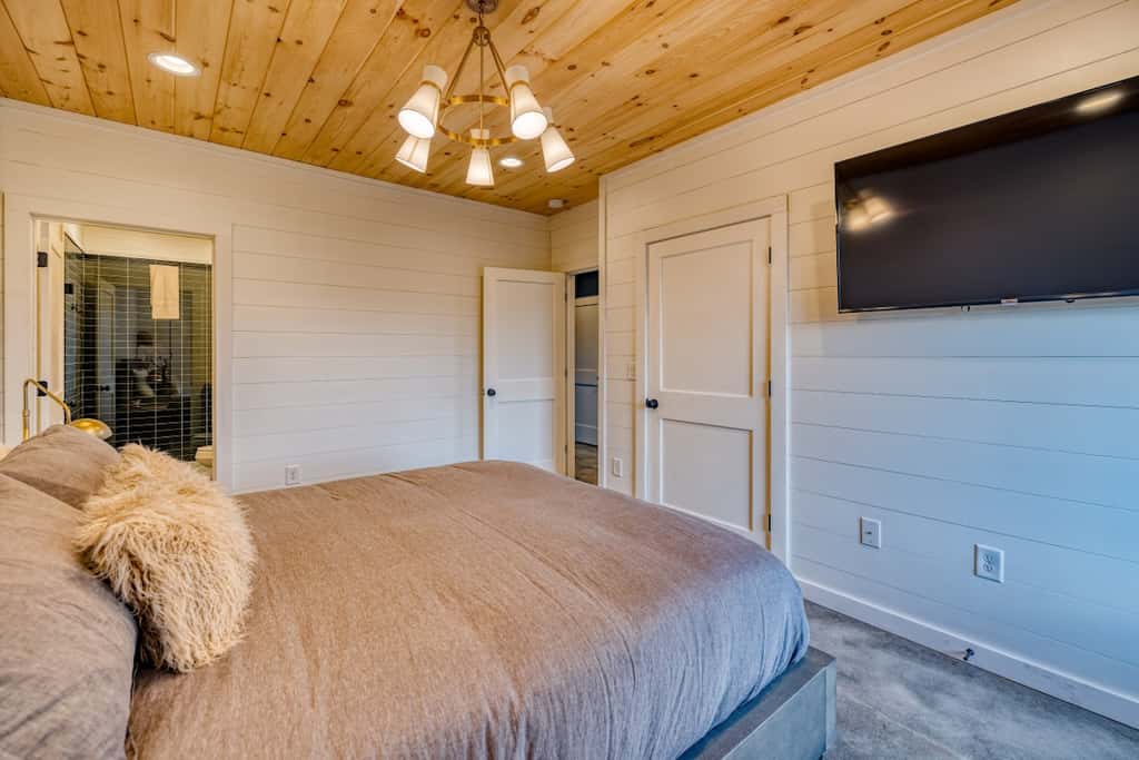 Big Sky 2 - Hot tub & game room