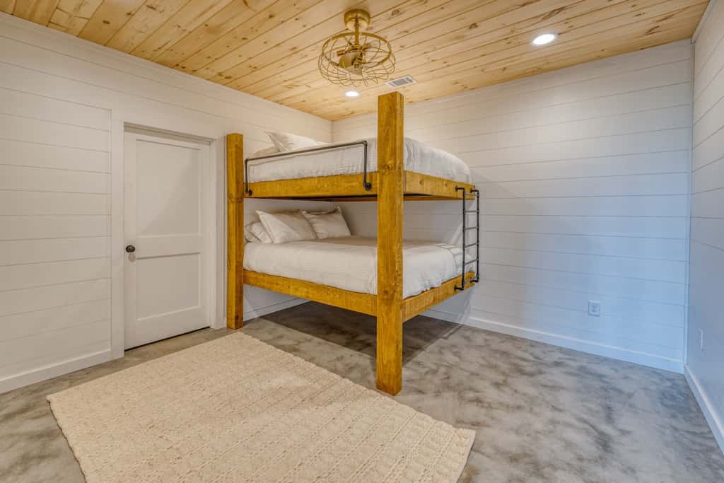 Big Sky 2 - Hot tub & game room