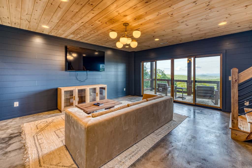 Big Sky 2 - Hot tub & game room