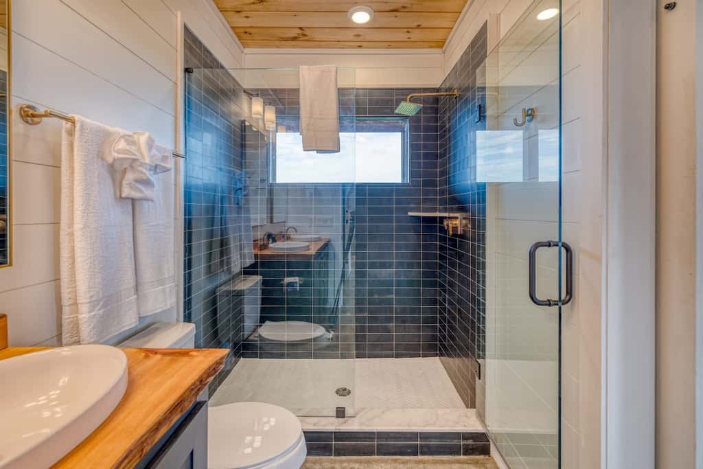 Big Sky 2 - Hot tub & game room