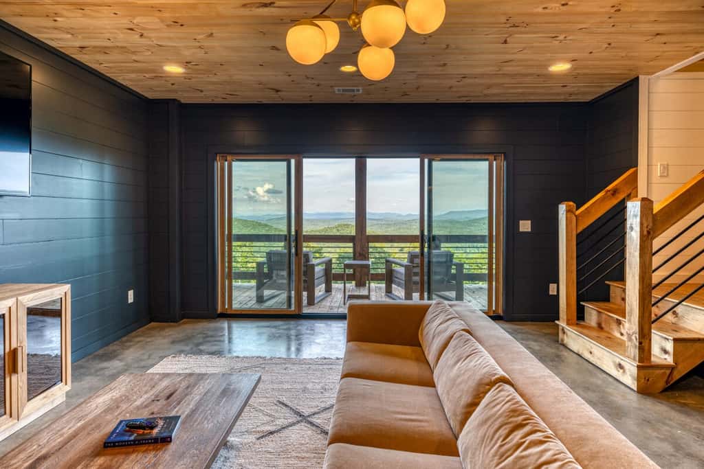 Big Sky 2 - Hot tub & game room