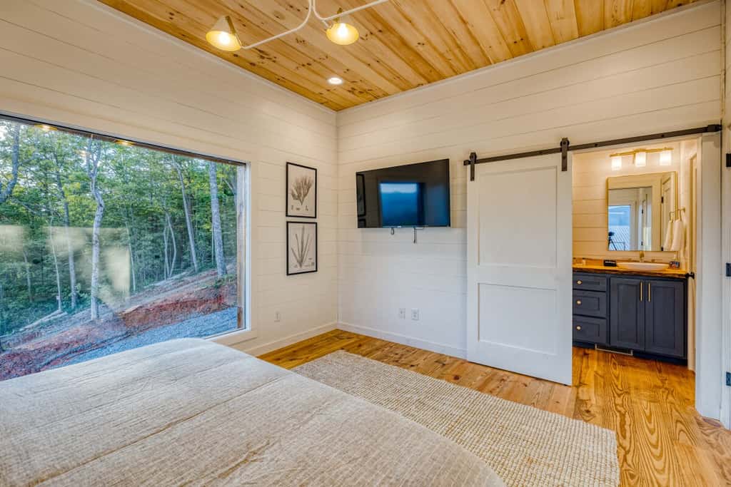 Big Sky 2 - Hot tub & game room