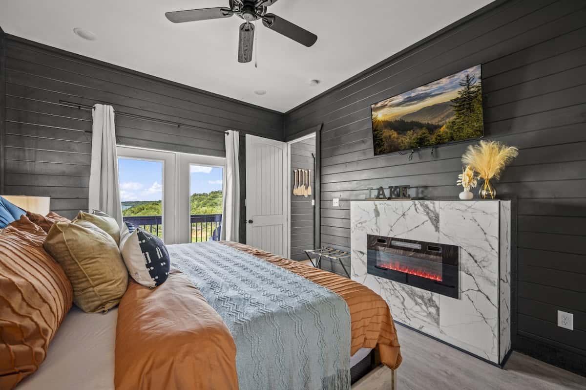  Lakefront Retreat w/ Pool, Hot Tub, Game Room