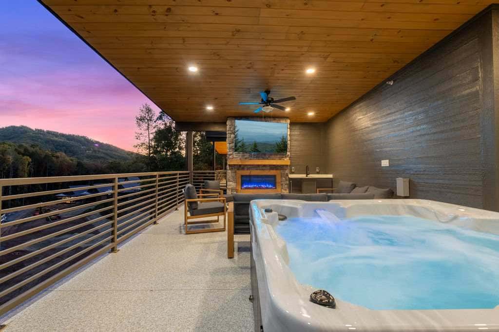 3BR Smokies Fairway | Hot Tub, Arcade & Rooftop