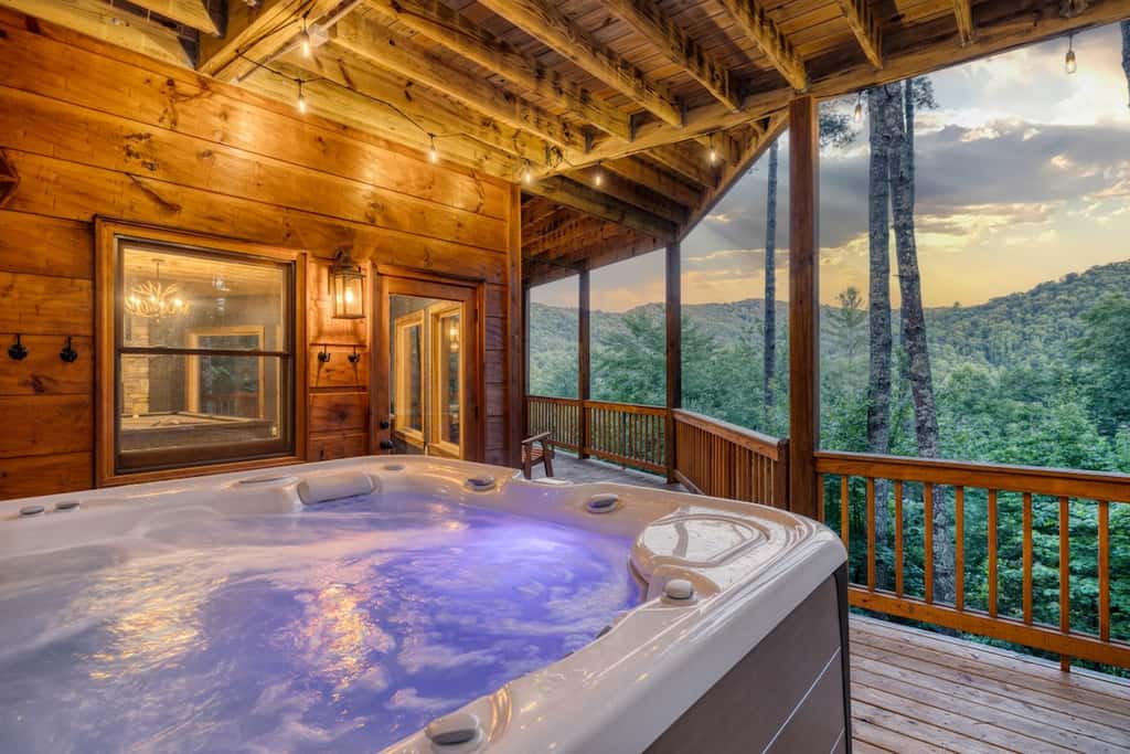 Pineview Escape - Hot tub, arcade & mountain views